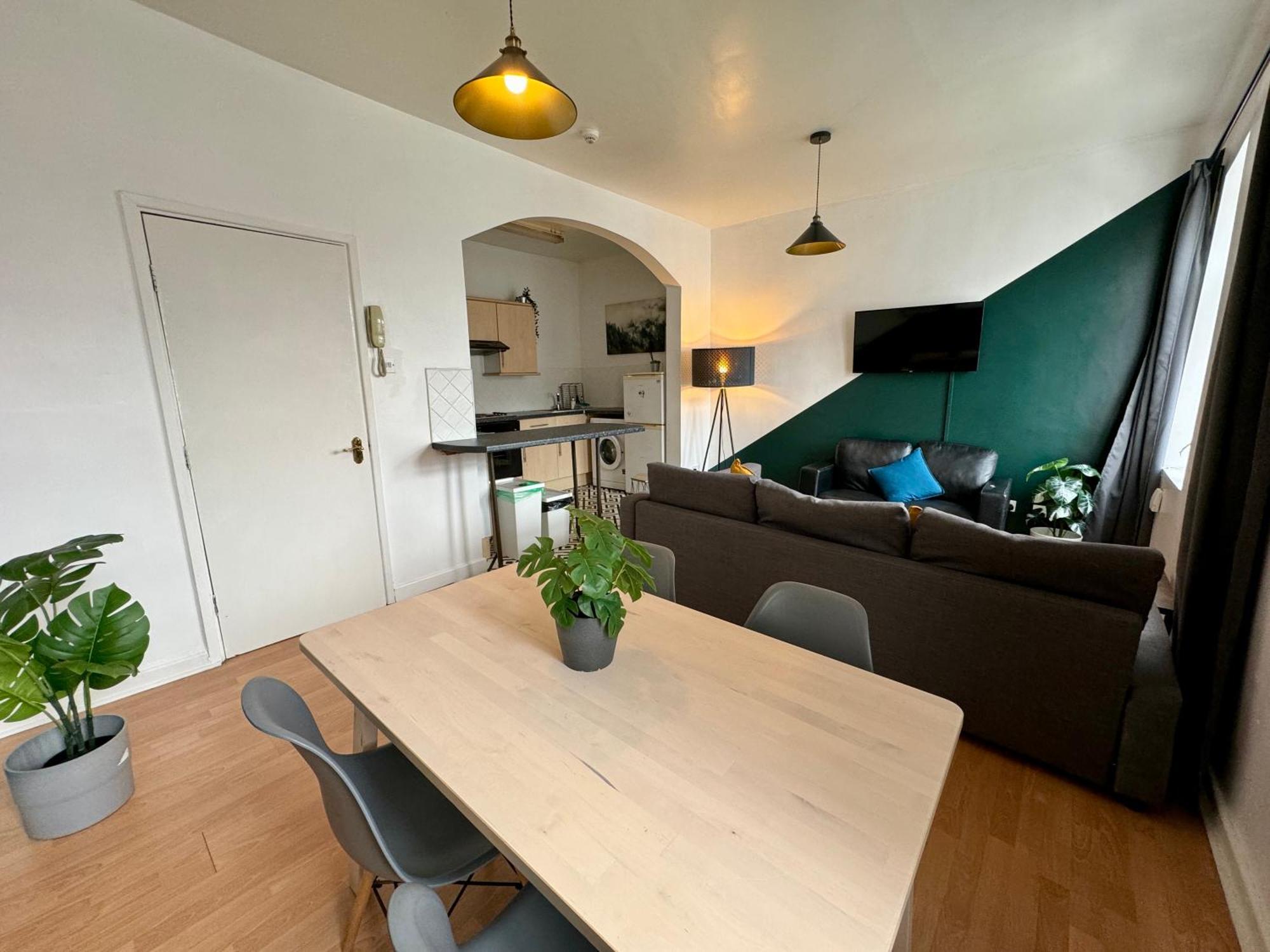 Space For Groups, 10 Mins From Queen St! Кардифф Экстерьер фото