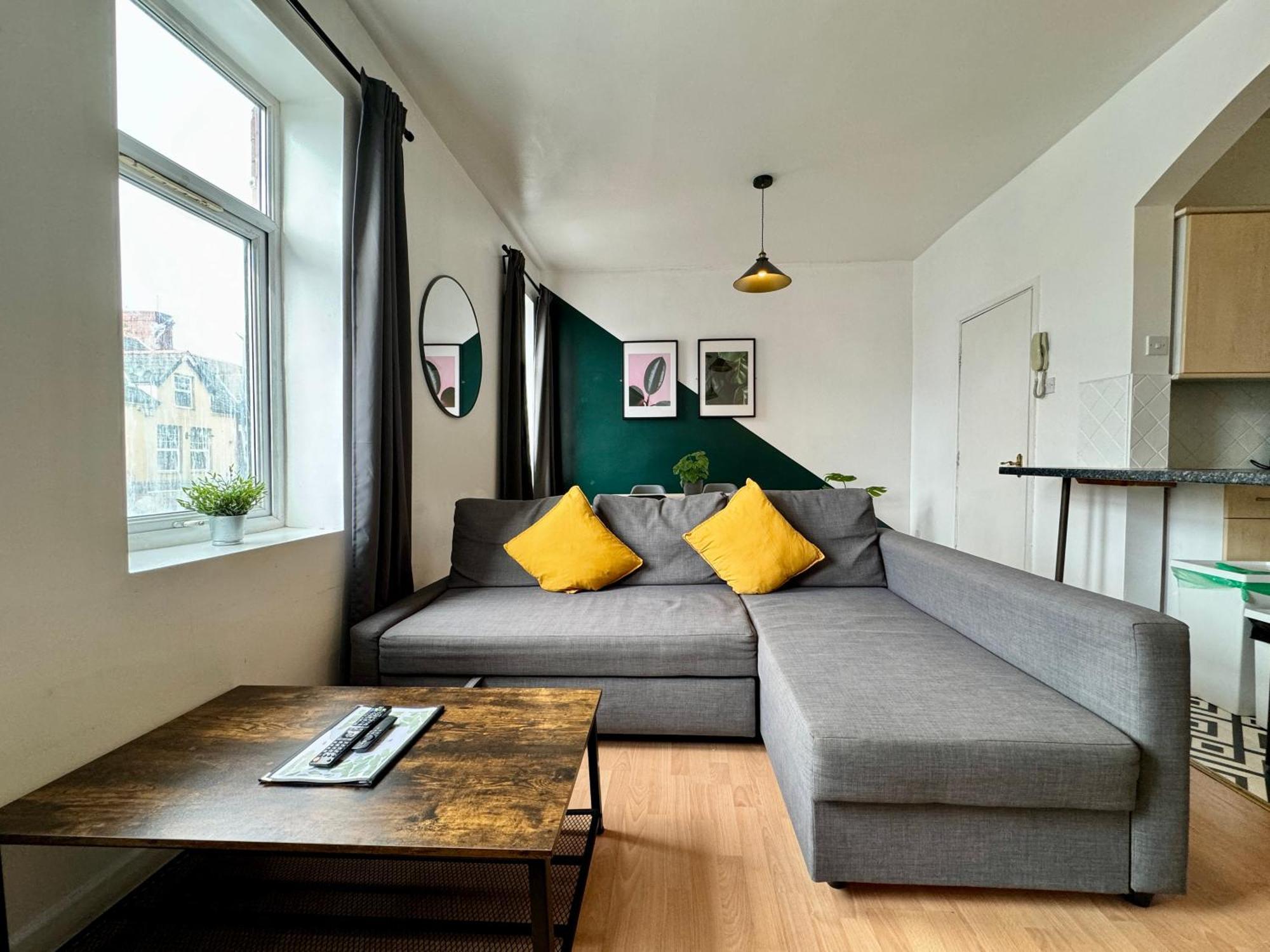 Space For Groups, 10 Mins From Queen St! Кардифф Экстерьер фото